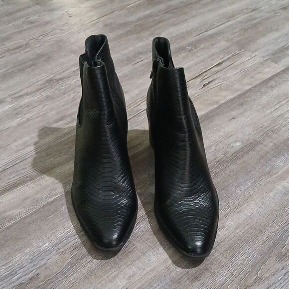 The Limited black snakeskin print zip up ankle boots  Sz 8 EUC - Picture 2 of 8